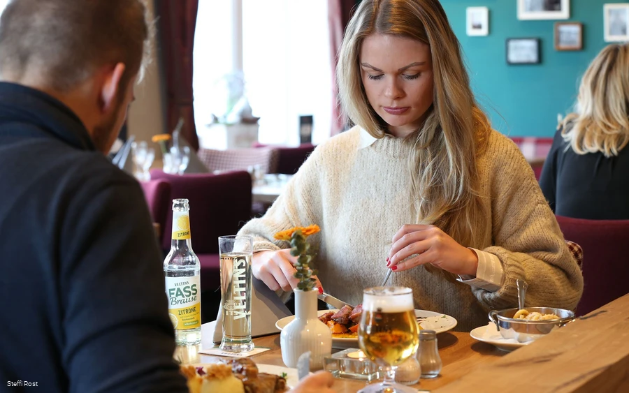 Restaurant-1 Gemeinsames Essen im "Stadtkern"-Restaurant.