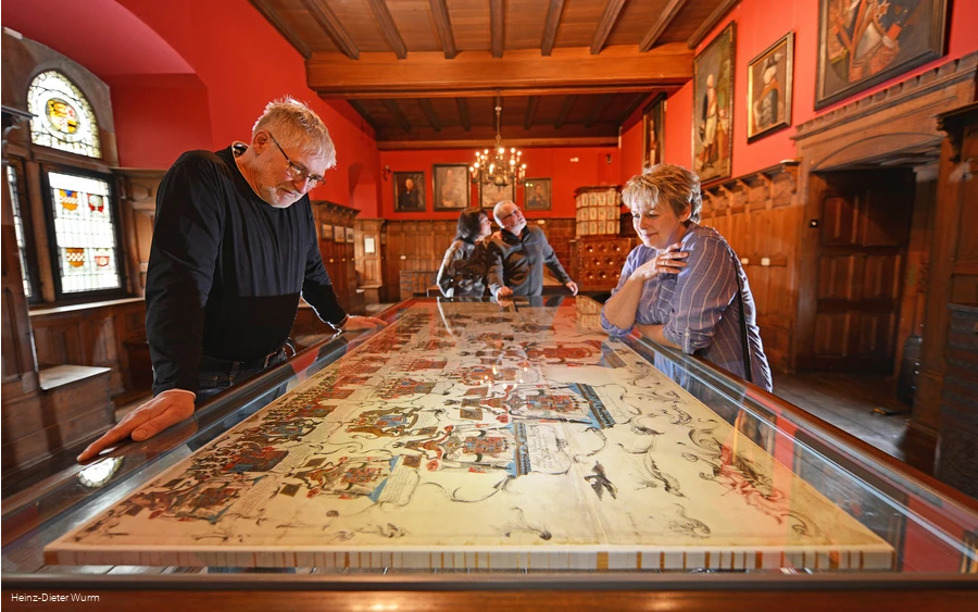Burg Altena Schachbalken und Adler Foto Heinz-Dieter Wurm.jpg