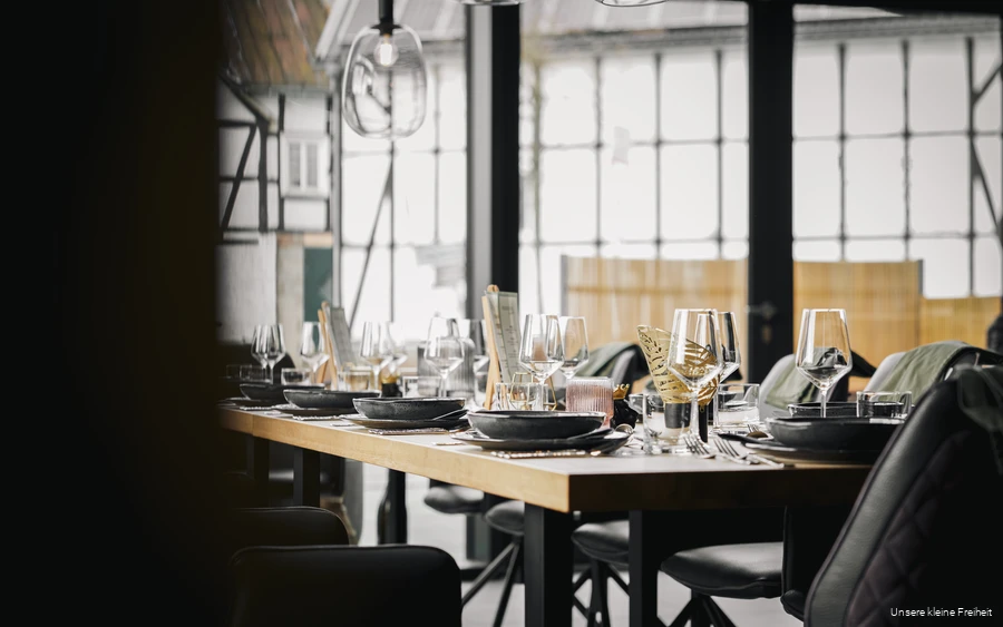 Grote tafelsetting op de evenementenlocatie Kleine Freiheit