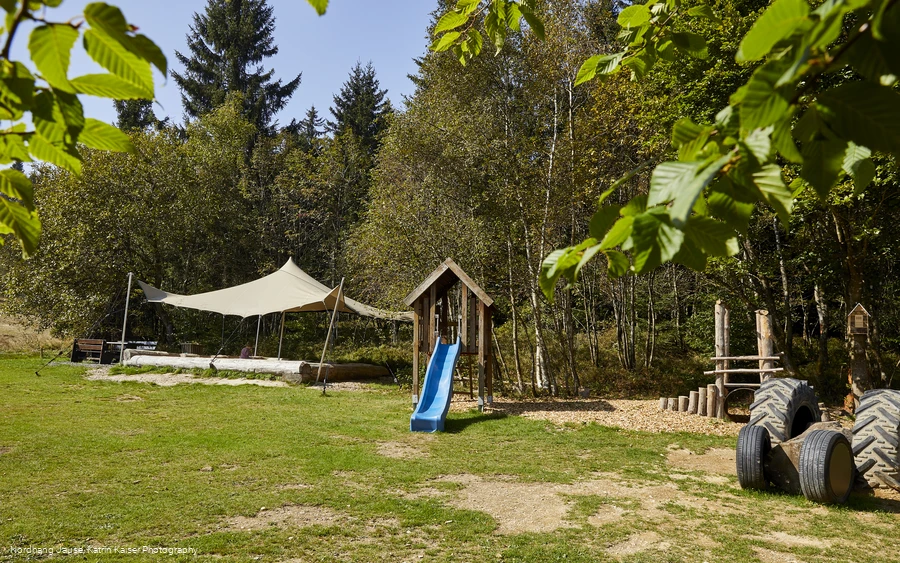 Ein Spielplatz mit mehreren Spielgeräten.