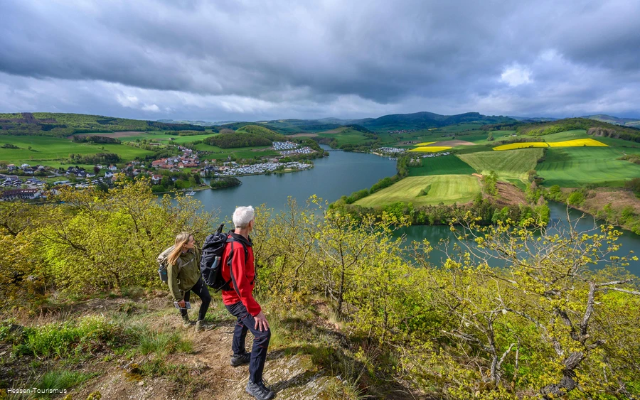 Wandelaars op de Diemelsee