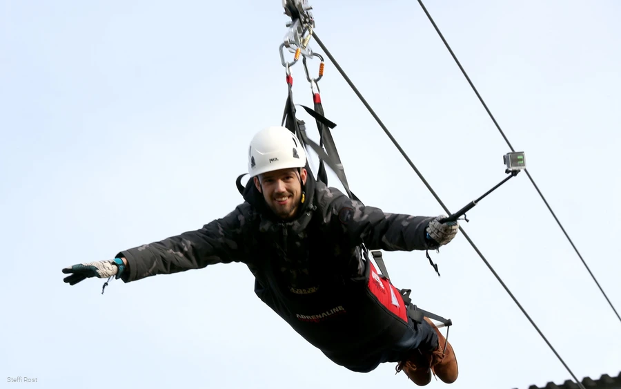 Astenkick-2 Aangehaakt neemt de Astenkick je met 70 km/u mee de vallei in.