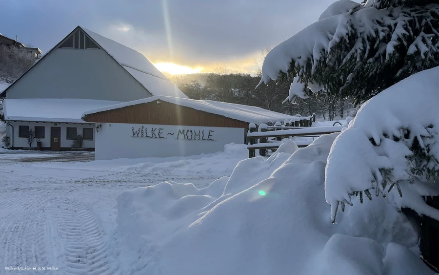 Wilke-Mühle Usseln, Weg im Winter.jpg