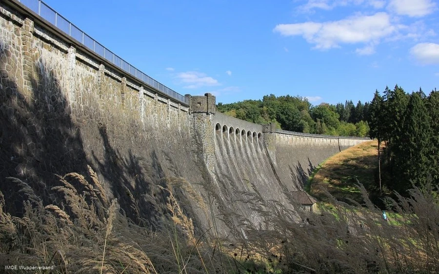 Die alte, wuchtige Staumauer der Kerspetalsperre