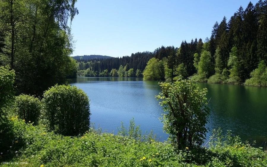 Entlang der Ufer führen verschiedene Wanderwege
