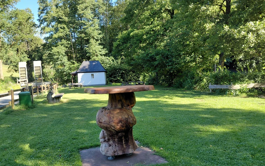 Besonderer Stehtisch und Kapelle.jpg
