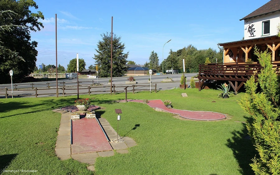 Minigolfanlage mit Blick auf die Karlshöhe