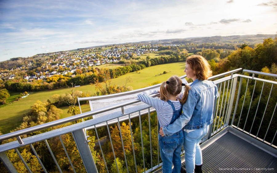 Mutter und Tochter genießen als Familie die Aussicht auf dem Skywalk Möhnesee im Sauerland.