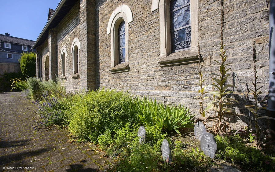 kirche-usseln-mauer c) tourist-info-willingen-klaus-peter-kappest.jpg