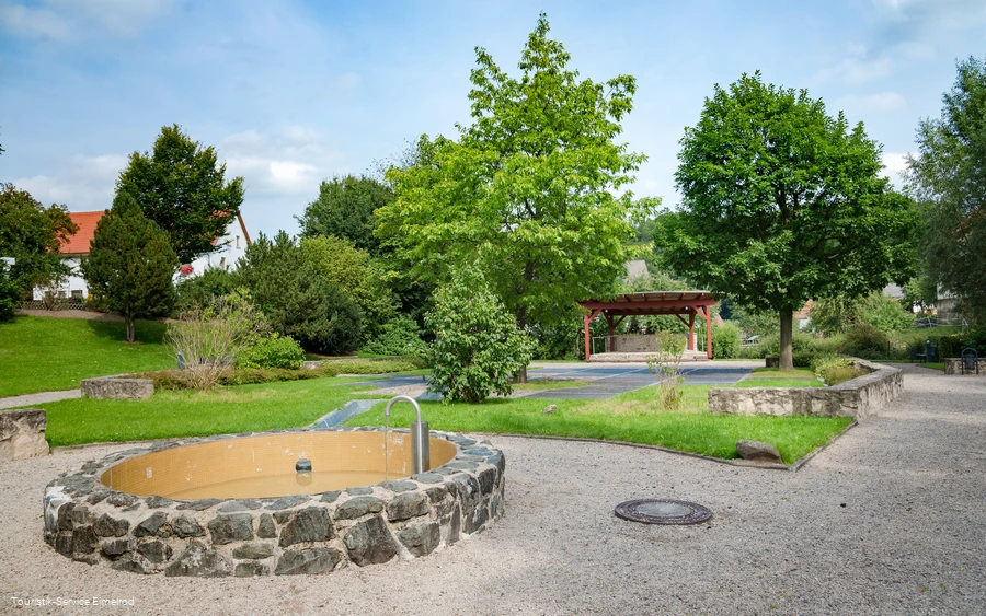 dorfplatz-eimelrod-brunnen.jpg