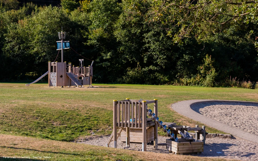 Piratenschiff-Klettergerüst mit Rutsche und Wasserspielanlage. Piratenschiff-Klettergerüst mit Rutsche und Wasserspielanlage.