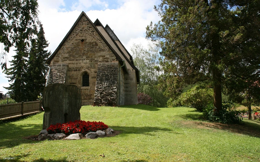 Ehrenmal und Kirche.jpg
