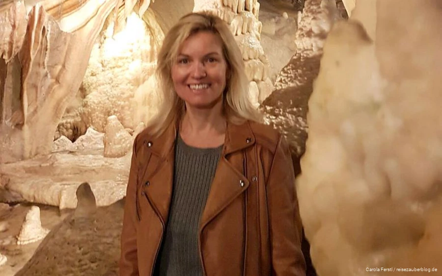 Travel blogger Carola Ferstl visits the Atta-Höhle cave.