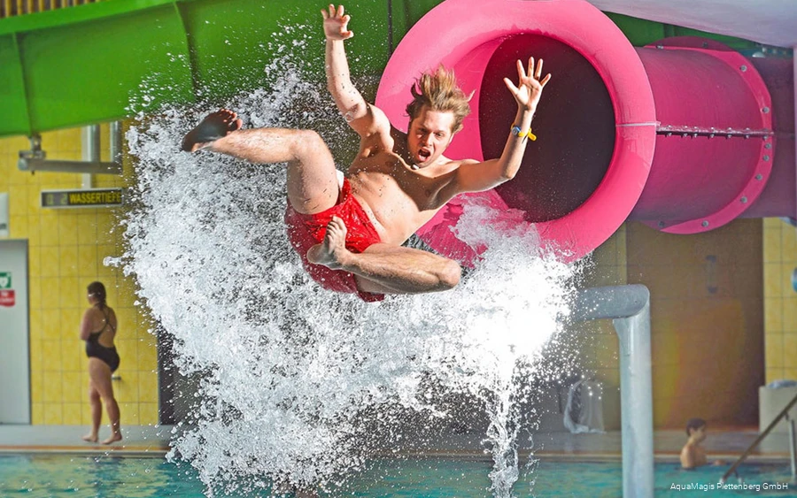 AquaMagis Een jongeman wordt uit de Roze Sprong gekatapulteerd.
