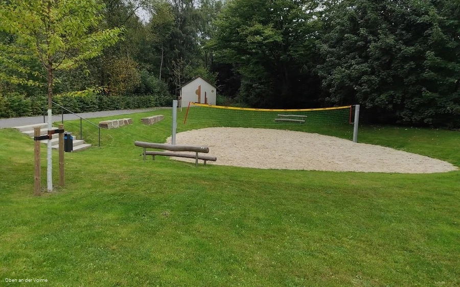 Das Beachvolleyballfeld im hinteren Parkbereich