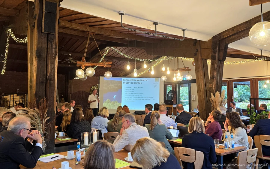 Die Hellermanns Hütte ist gut gefüllt mit Interessierten, die dem Programm der Mitgliederversammlung und des Sauerland-Forums folgen.