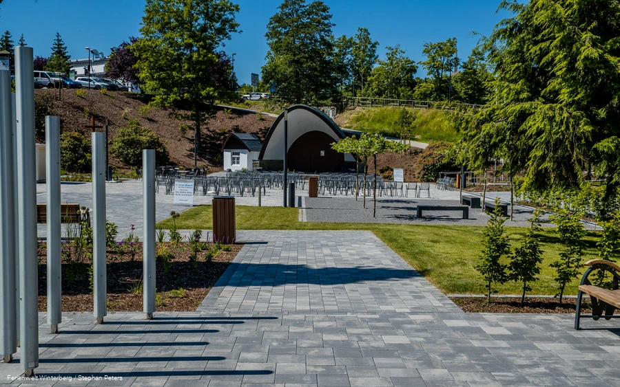 Blick auf die Musikmuschel im Kurpark, wo gelegentliche Konzerte stattfinden.