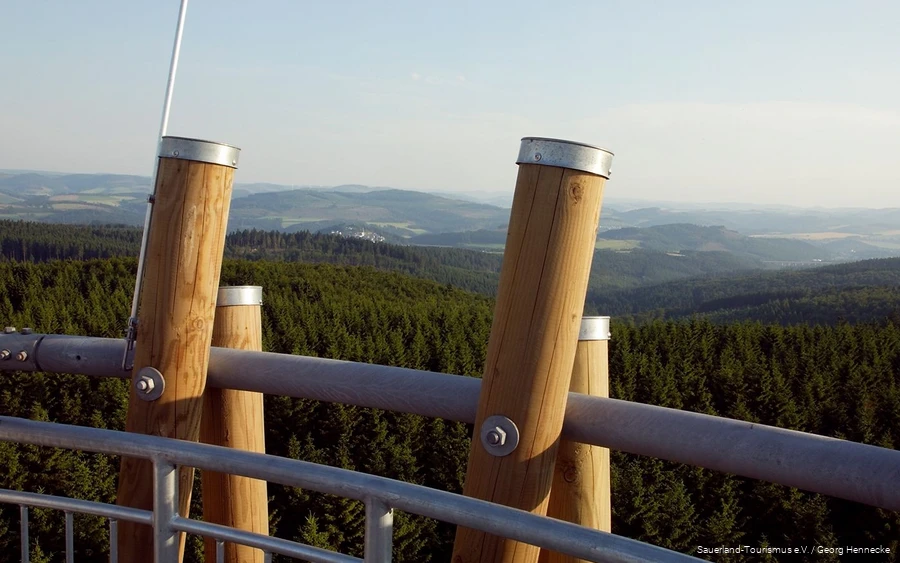 Loermecke-Turm Blick vom Lörmecke-Turm auf der Sauerland-Waldroute.