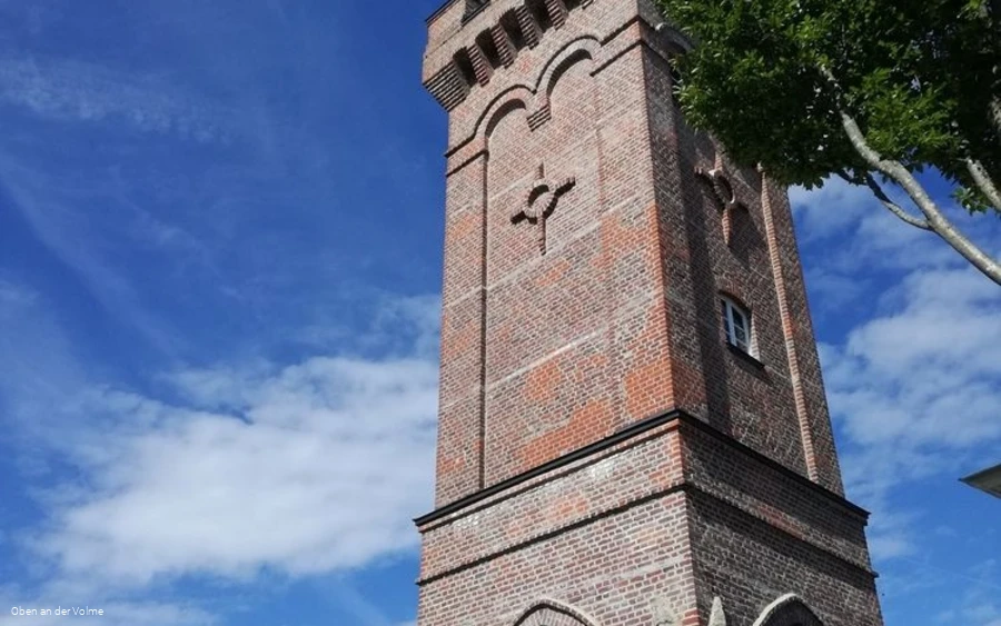 Aufragend in den Himmel - der Aussichtsturm in Hal