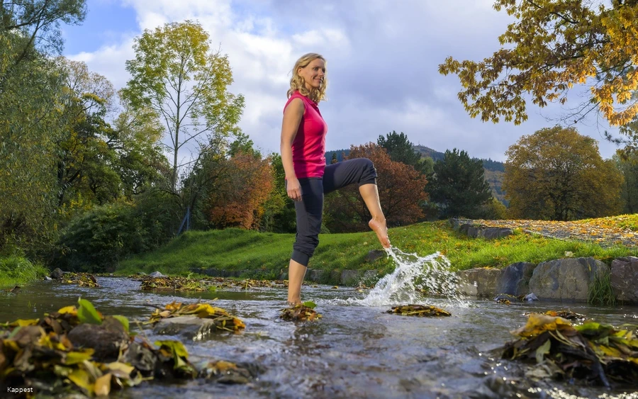 Sprung über das Wasser