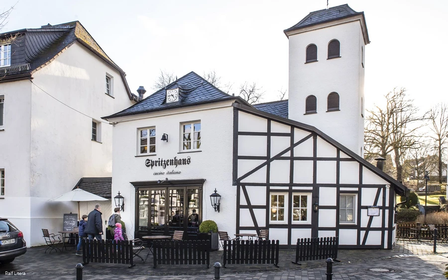 Die Familie auf dem Weg ins Spritzenhaus.
