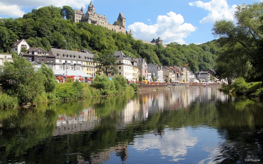Burg Altena torent boven Altena aan de rivier de Lenne uit.