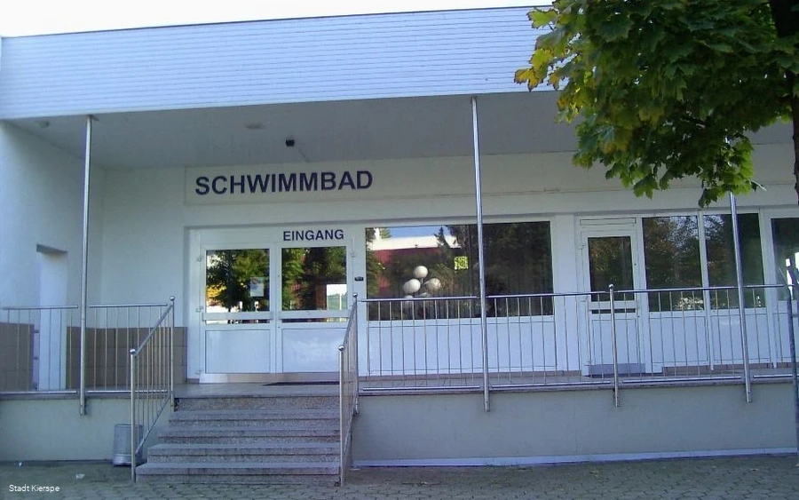 Der Eingang vom Hallenbad