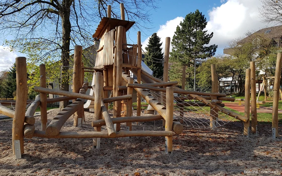 Klettergerüst des Spielplatzes an Villa Wippermann