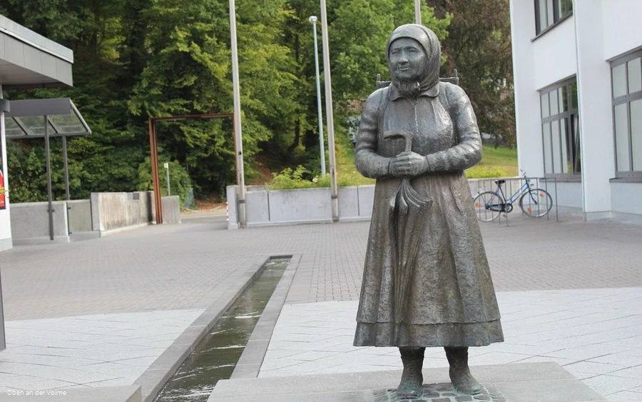 Die Bronzestatue in Schalksmühle