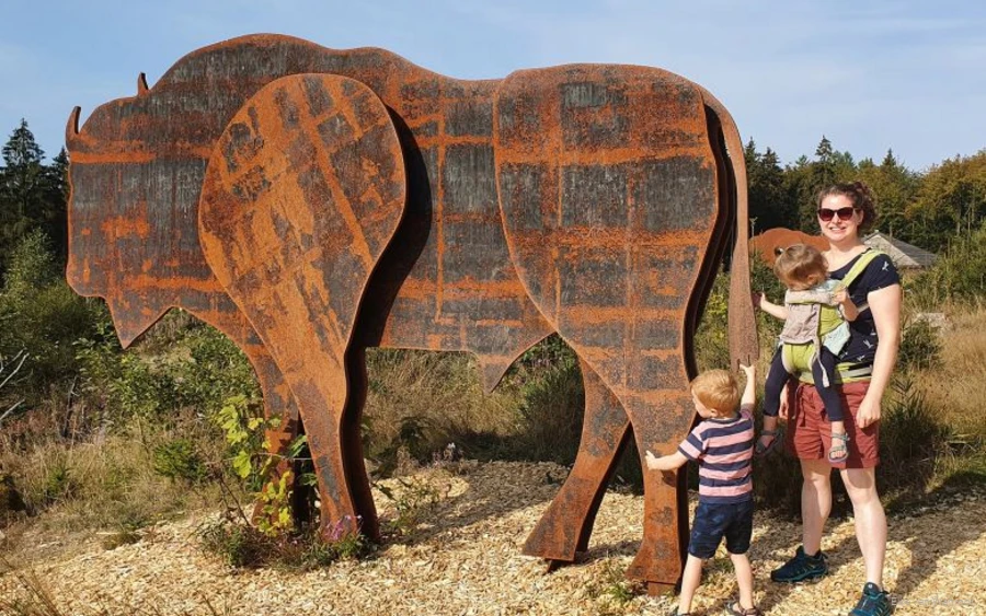 Elke van Wanrooij met haar kinderen in de Wisent World op de Rothaarsteig.
