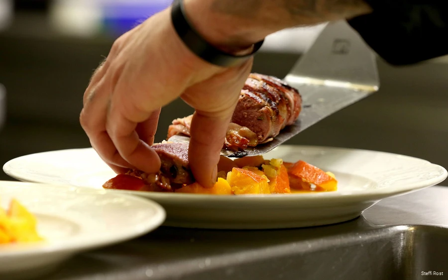 Het eten wordt geserveerd.