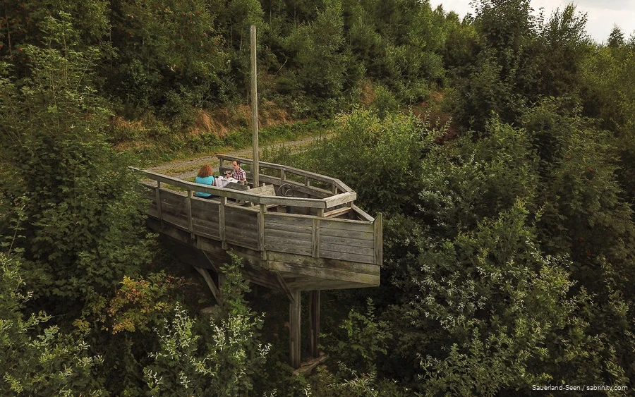 Arche am Sinnepfad Blick auf die Arche am 4,3 Kilometer langen Sinnepfad am Hennesee.