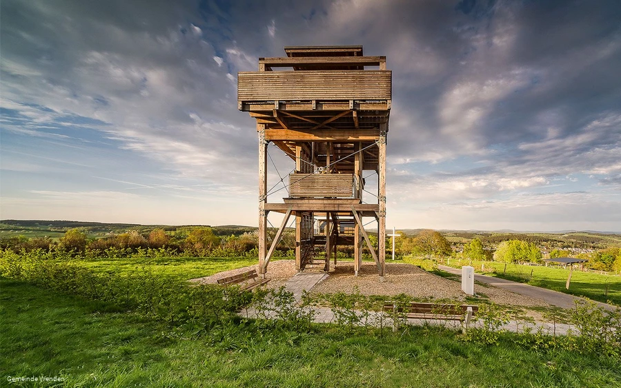 Aussichtsturm Wenden-Heid De Aussichtsturm Wenden-Heid staat op een van de hoogste toppen van de gemeente.