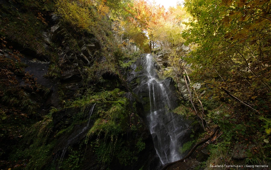Het water kabbelt zachtjes naar beneden langs de Plästerlegge, de grootste waterval van NRW.