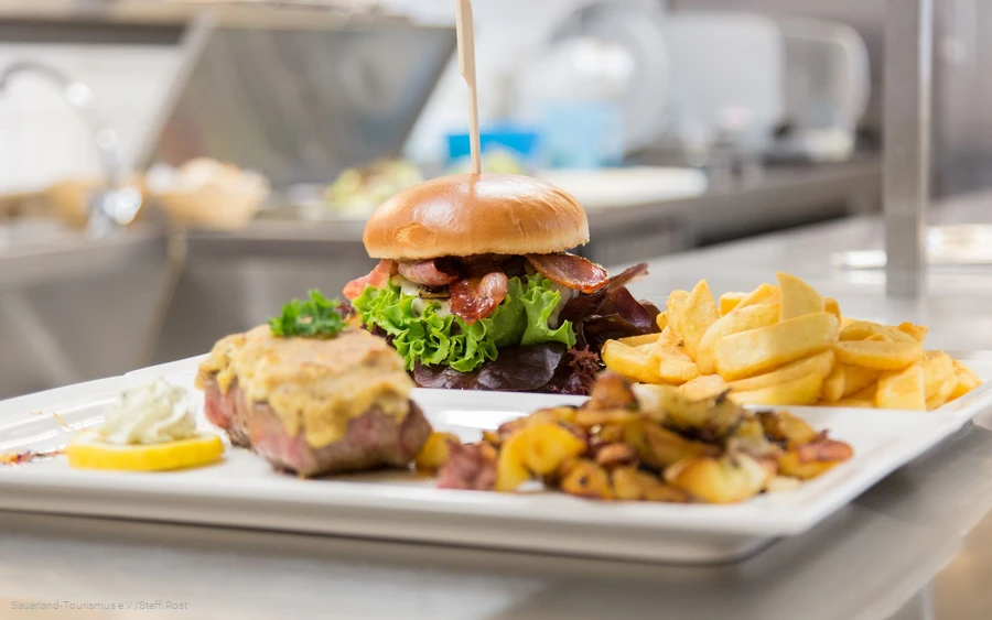 Haus-Wiesengrund gerechten Heerlijke gerechten zoals hamburgers en vlees staan op het menu van Hotel Haus Wiesengrund.