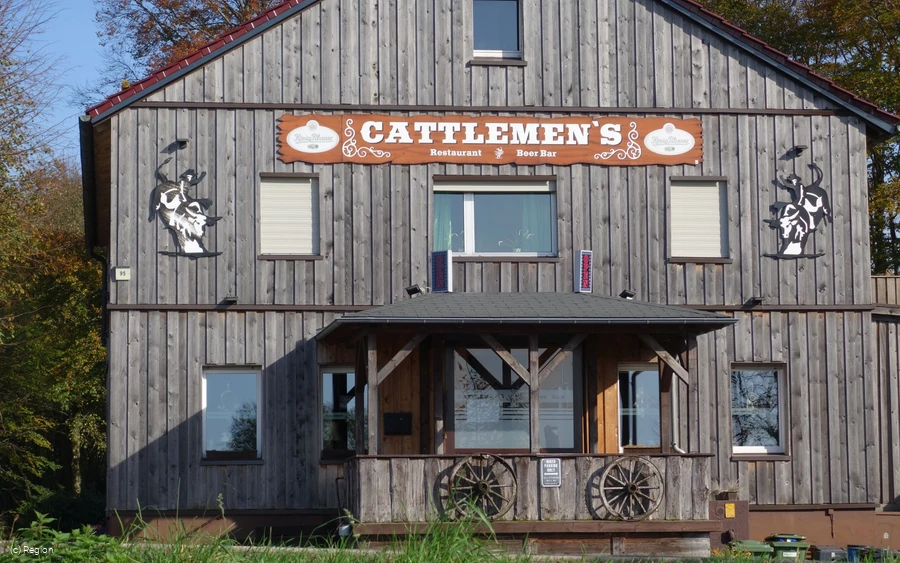 Blick auf das Gebäude der Erlebnisgastronomie Cattlemens.