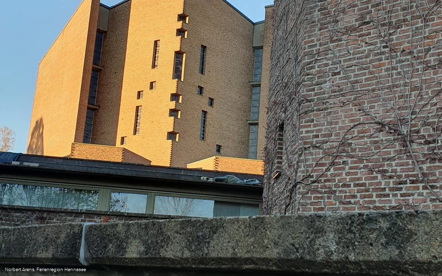 Wegezeichen Klosterweg (KW) an der Abtei Königsmünster Meschede