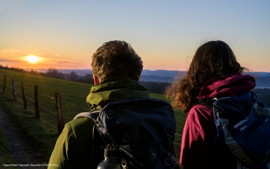 Wanderer auf dem Sauerland-Höhenflug in der Morgensonne