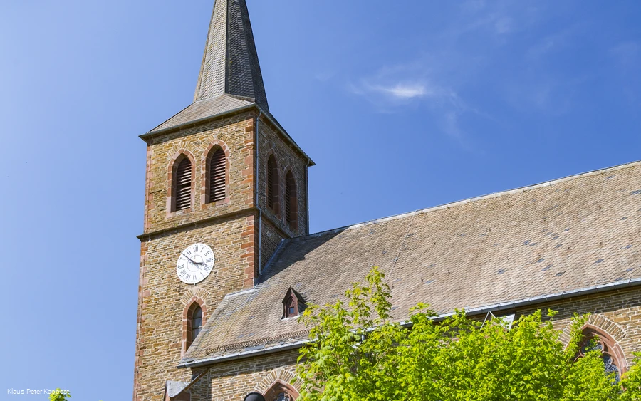 Eine Kirche vor blauem Himmel.