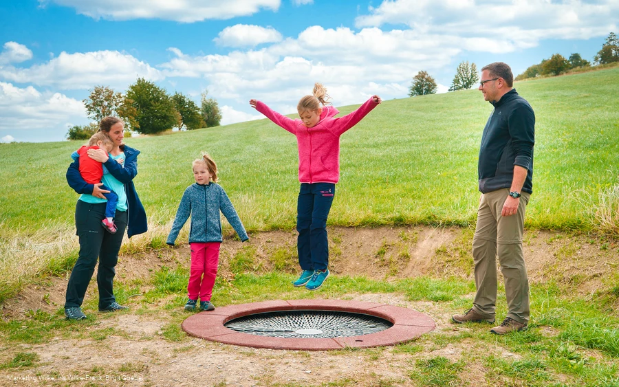 Familie am Kuhfladentrampolin auf dem Milch-Erlebnispfad Usseln