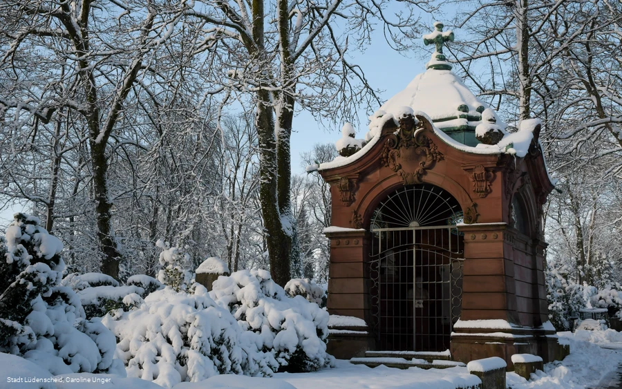 Evangelischer Friedhof Mausoleum Grabmal Selve Schnee Winter_Caroline Unger.jpg