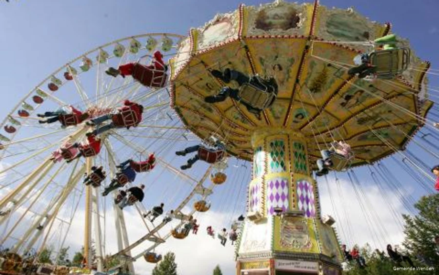 Chain carousel and Ferris wheel on the Wendsche Kärmetze.