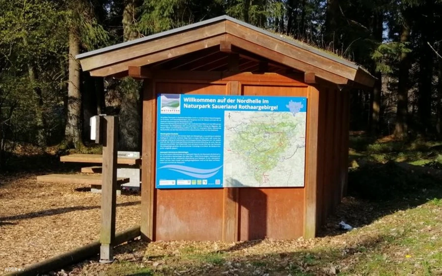 Informationshütte am Wanderparkplatz Nordhelle