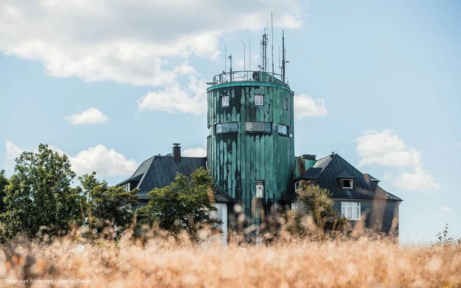 Der Astenturm mit der Wetterstation vor blauem Himmel.