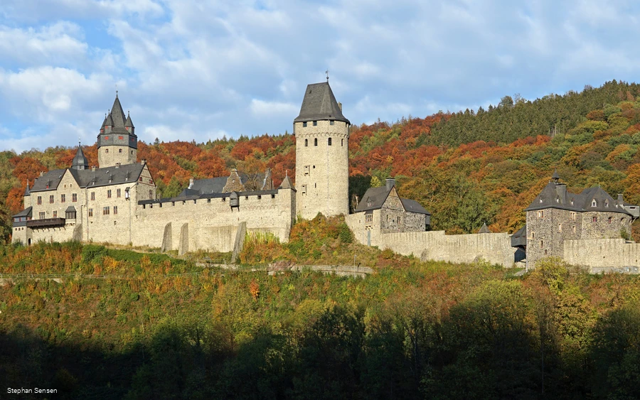 Burg Altena im Herbst - Foto 300 dpi 20 cm Stephan Sensen.jpg
