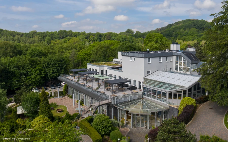 Moderne Hotelaußenansicht in grüner Lage
