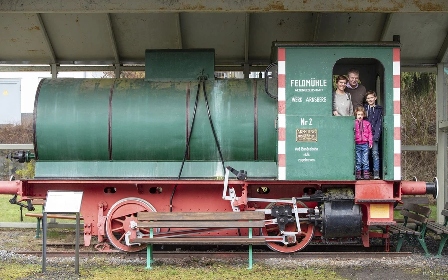 DampfLandLeute Museum De familie op een historische locomotief.