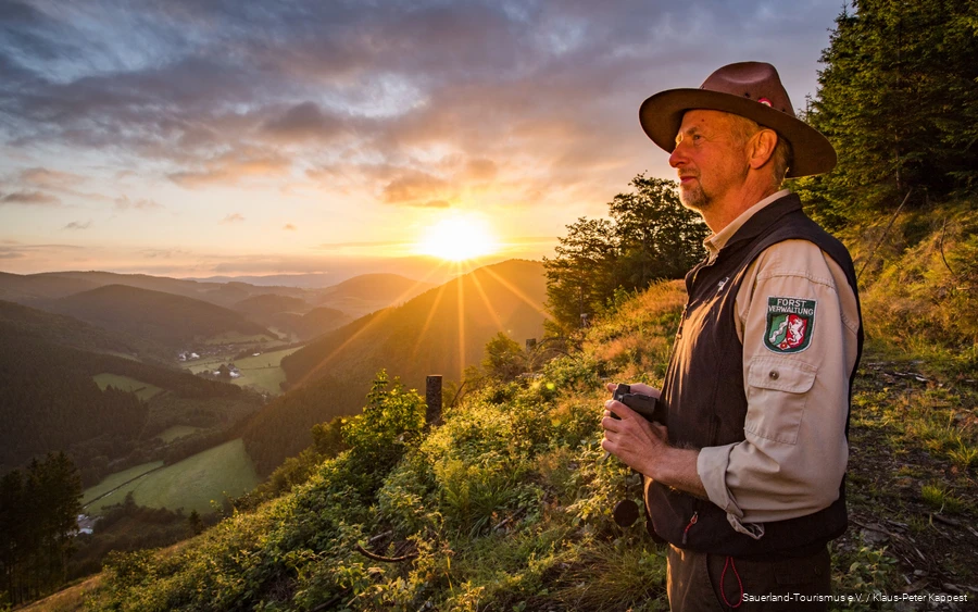 Ranger Ralf Schmidt looks out over the landscape around Saalhausen.