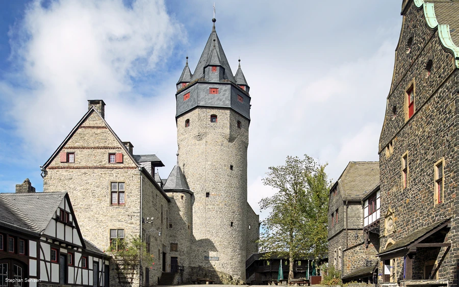 Burg Altena Oberer Burghof Foto Stephan Sensen.jpg