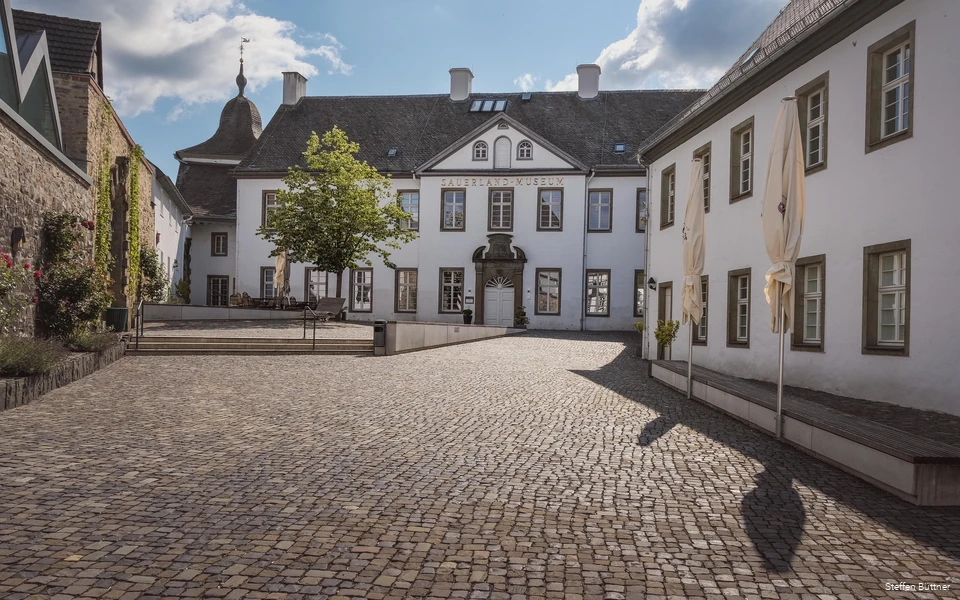 Außenansicht des Sauerland-Museums mit großem Innenhof